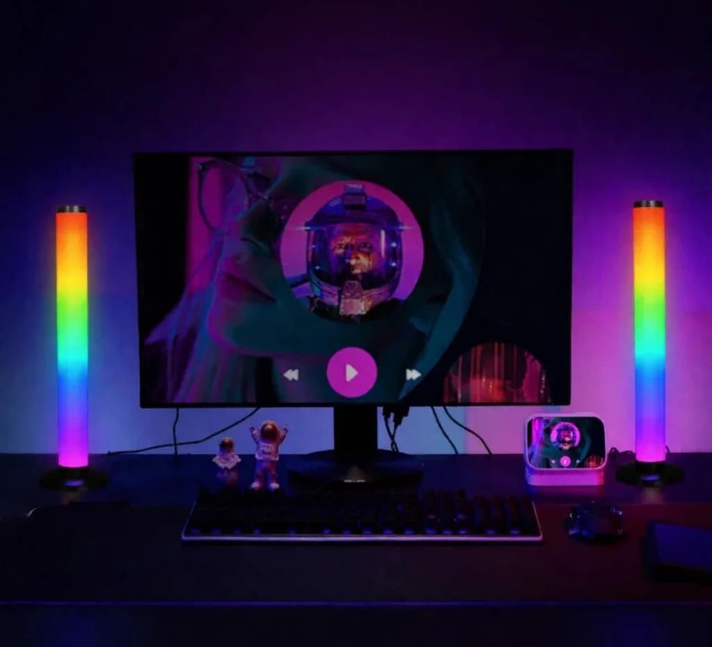 360-graders RGB lydreaktiv skrivebordslampe med app- og fjernbetjening